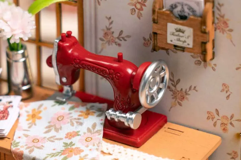 Elsa’s Tailoring Mini House Kit