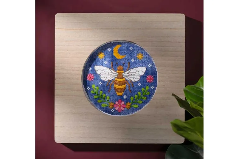 Expressive Bee Cross Stitch Kit with 6-inch Hoop