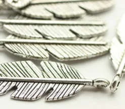 Feather Charm – Piece (view colors)