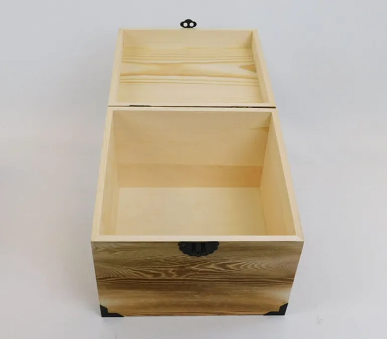 Trunk with Metal Details – Medium