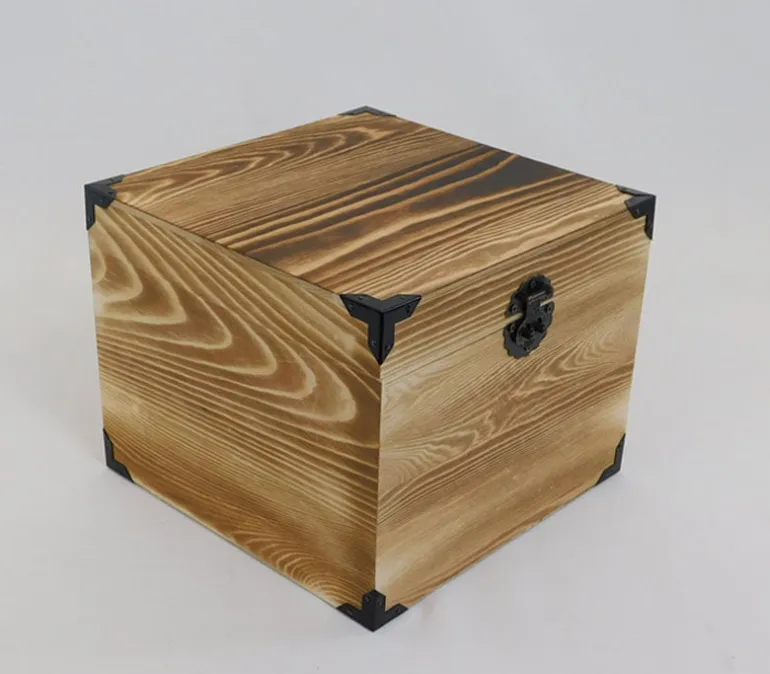 Trunk with Metal Details – Medium