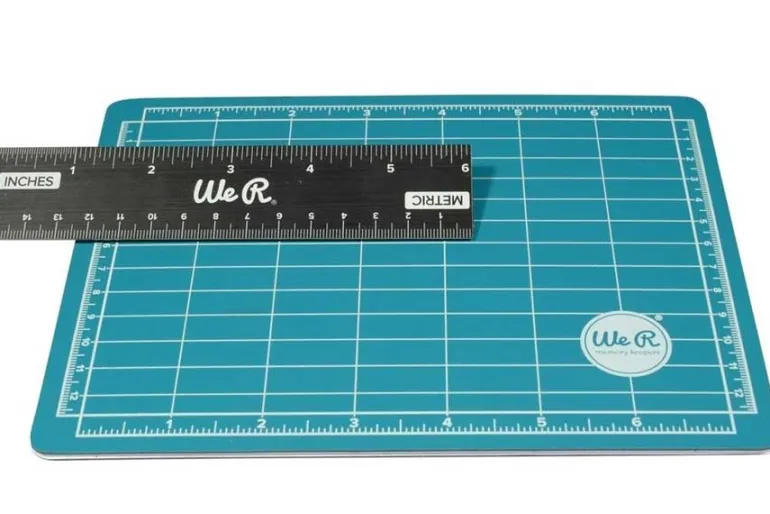 We R Memory Keepers Crafter’s Essentials Magnetic Cutting Mat & Mini Ruler – 7″ x 5″